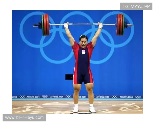 世界举重场出现惊天一举，杠铃直接被甩弯